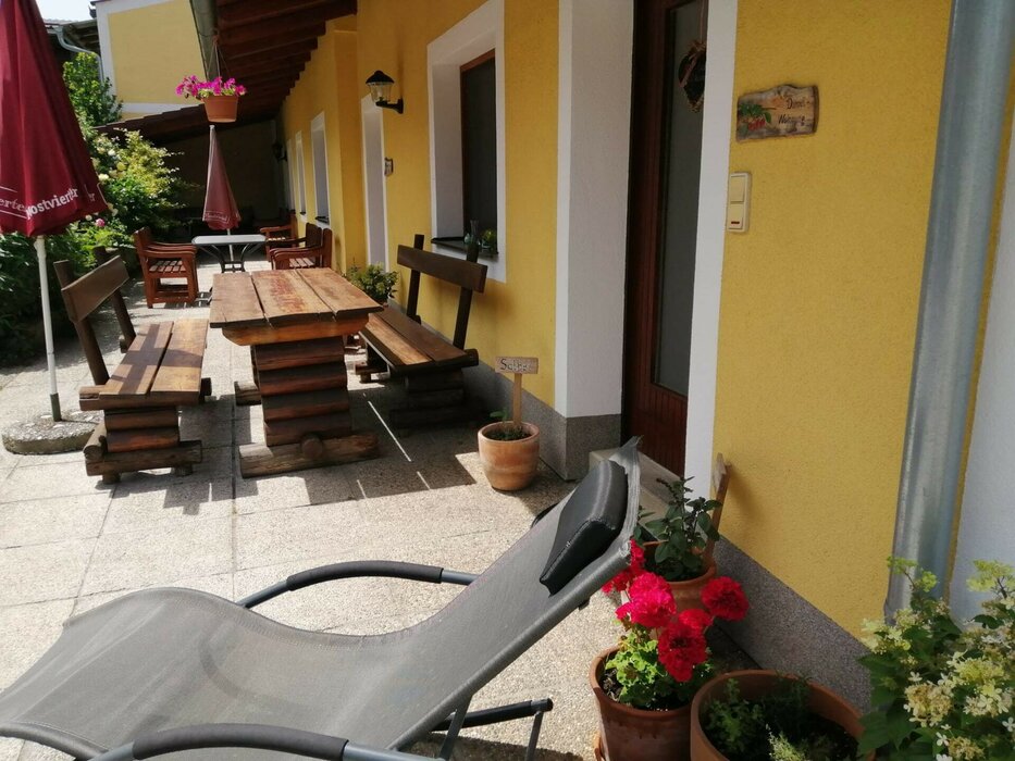 Die Sonnenterrasse mit den Ferienwohnungen von außen