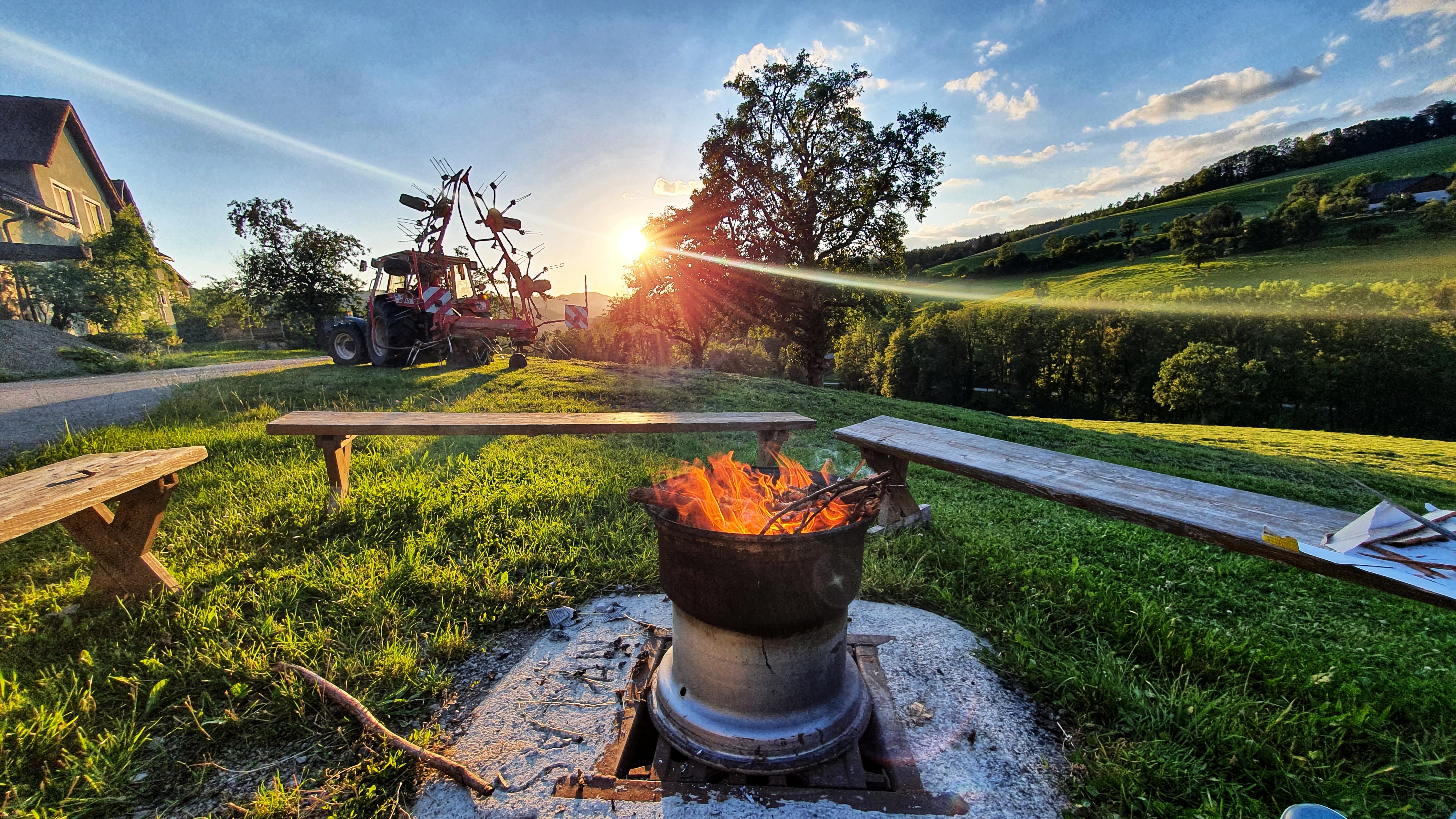 (Lager-)Feuerplatz am Bauernhof: Lagerfeuer beim Sonnenuntergang